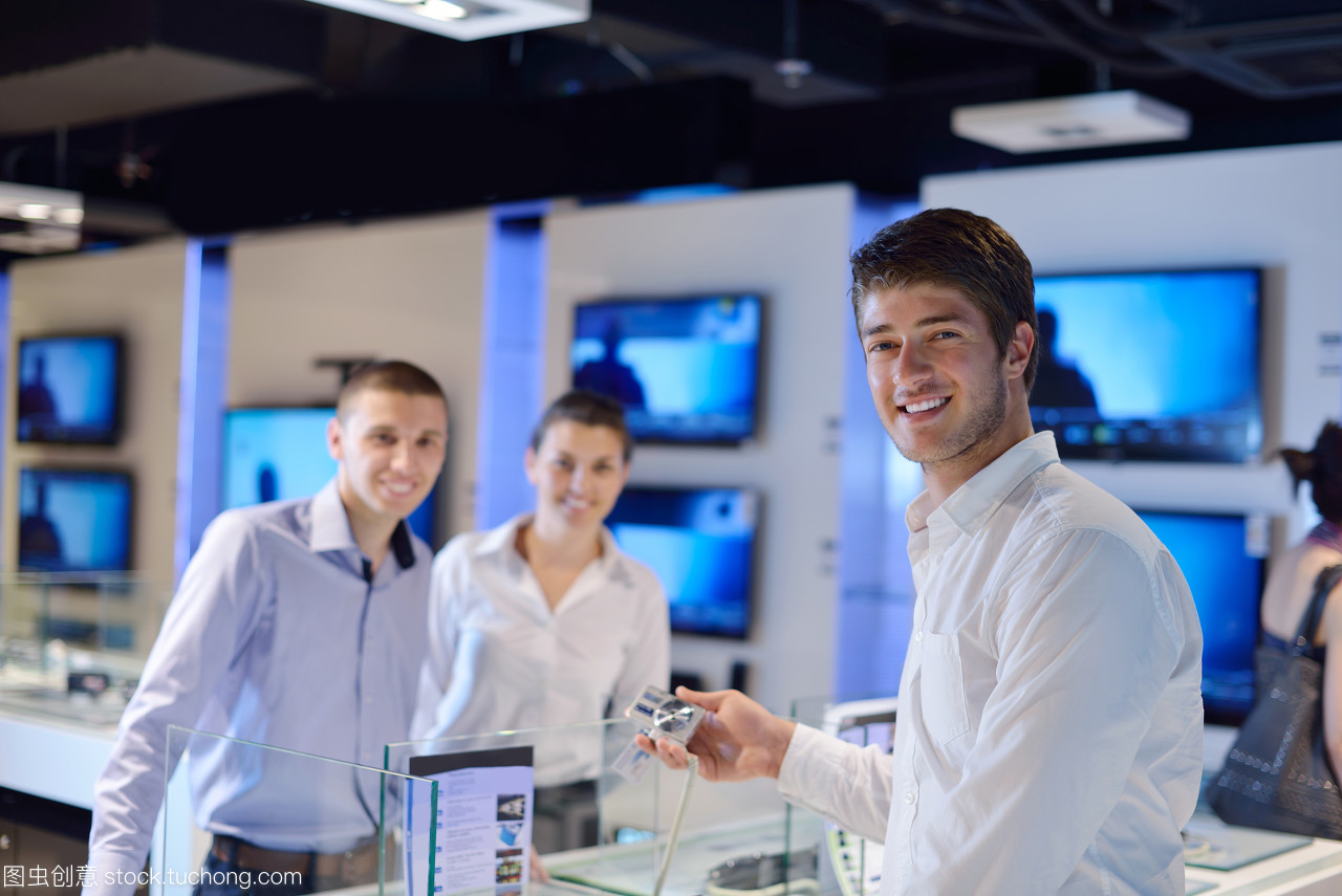 電子產品銷售場景 從零售店到家庭科技的喜悅